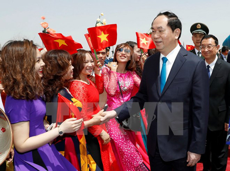 Quang cảnh lễ đón Chủ tịch nước Trần Đại Quang và Phu nhân tại Sân bay Quốc tế Bắc Kinh.